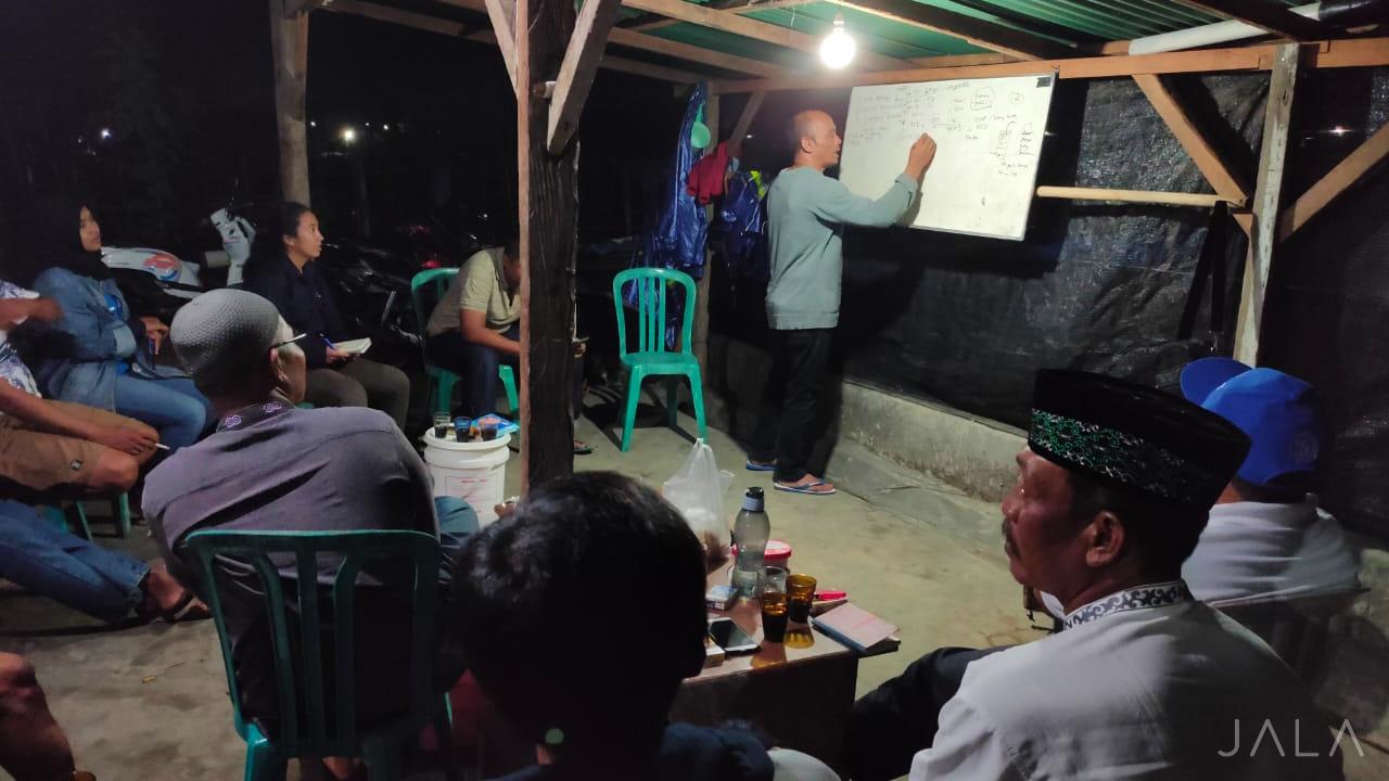 Diskusi peserta Tambak Pintar Jala di Karangrejo, Banyuwangi